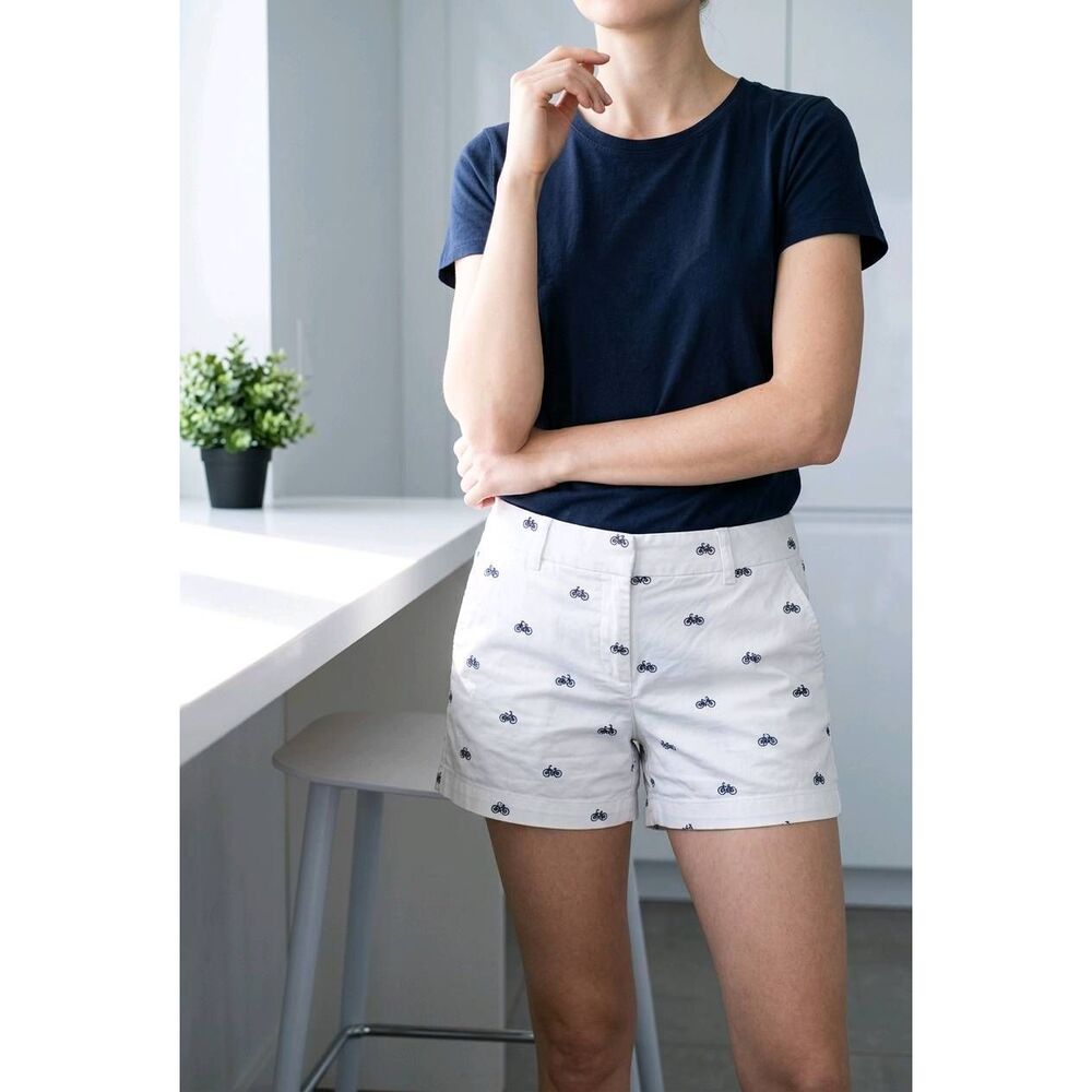 ☔️🔹️Cambridge White w/Blue Embroider Bicycle Print Shorts Size 8